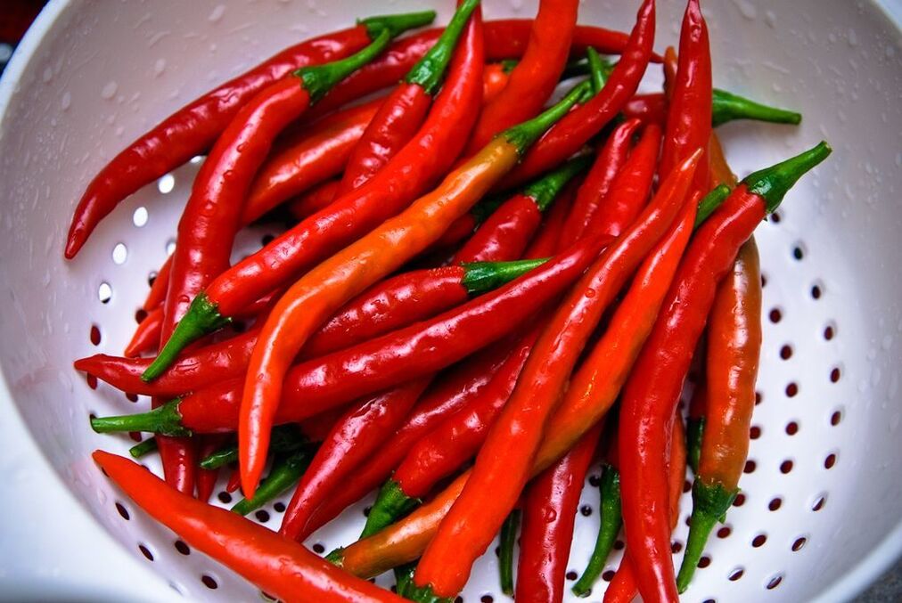 It is advisable to add hot pepper to the dish in small and fresh quantities.